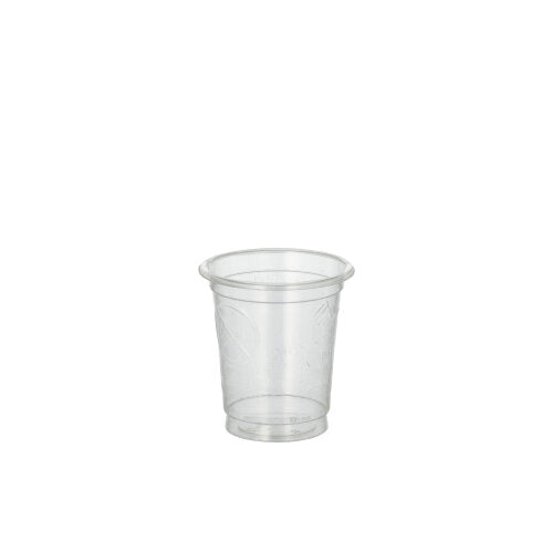 Ein klarer, kleiner PAPSTAR 40 Gläser für Schnaps-Kunststoffbecher der PAPSTAR GmbH mit leicht ausgestelltem Rand steht zentriert auf einem schlichten weißen Hintergrund.