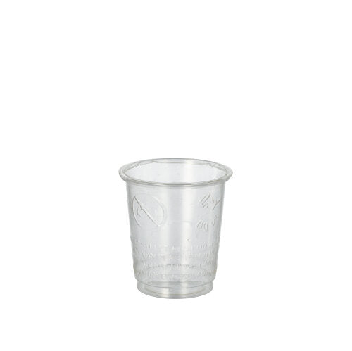 Ein transparentes Schnapsglas der PAPSTAR GmbH, hergestellt aus glasklarem PS und PLA „pure“, ist leer auf weißem Grund abgebildet. Der Becher ist einer von 40 aus dem PAPSTAR 40 Gläser für Schnaps-Set und weist im unteren Bereich dezente Rillen auf.