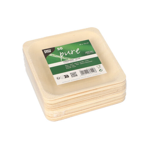 Ein Stapel von 50 quadratischen, hellen PAPSTAR Holz Fingerfood-Tellern „pure“ mit abgerundeten Kanten. Der obere Teller trägt ein grün-weißes Etikett mit Produktinformationen, darunter „pure“ und „freshwood-Teller“. Marke: PAPSTAR GmbH.