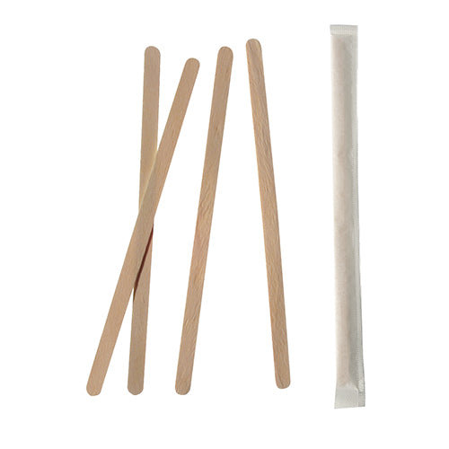 Zu sehen sind fünf PAPSTAR 1000 Rührstäbchen aus Holz „pure“ der PAPSTAR GmbH: Vier lose, eines einzeln in weißem Papier gehüllt – alle auf schlichtem, weißem Hintergrund arrangiert.