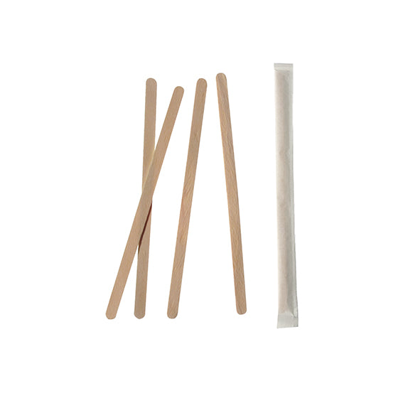 Vier lose PAPSTAR Holz „pure“ Rührstäbchen und ein einzeln verpacktes Exemplar von PAPSTAR GmbH (1000 Stück, einzeln gehüllt) liegen auf weißem Hintergrund.
