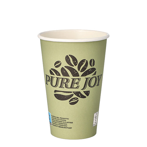Ein grüner PAPSTAR 50 Trinkbecher (0,3l) der PAPSTAR GmbH trägt auf der Vorderseite die Aufschrift „PURE JOY“ und Kaffeebohnen-Illustrationen, am Boden befinden sich kleine blau-weiße Etiketten. Der Hintergrund ist weiß.