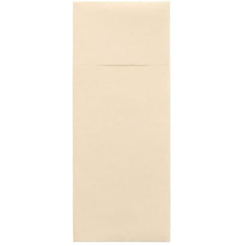 On a white background lies a closed, light beige Starpak 100 cutlery pouch, Airlaid 40 x 33 cm with cutlery fold envelope, the edge of the rectangular flap is subtly visible at the top.