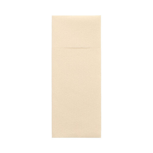 Ein beigefarbener, rechteckiger Starpak 100 Bestecktaschen Airlaid-Umschlag (40 x 33 cm mit Besteckfalz), fotografiert vor einem weißen Hintergrund, ähnelt jenen, die elegant in Restaurants verwendet werden.