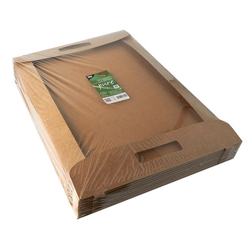 Ein Stapel PAPSTAR 10 Tragetabletts, Pappe "pure" braun der PAPSTAR GmbH, mit Griffen, in Folie verpackt. Ein grün-weißes Etikett auf der Oberseite unterstreicht das umweltfreundliche Design.