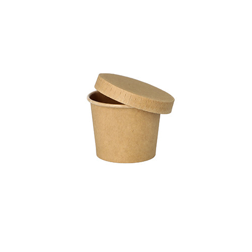 Die PAPSTAR 50 Portionsbecher aus brauner Pappe von PAPSTAR GmbH, mit passendem Deckel schräg aufgelegt auf weißem Hintergrund, sind ideal für den Gastronomiebereich und umweltfreundlich sowie recycelbar.