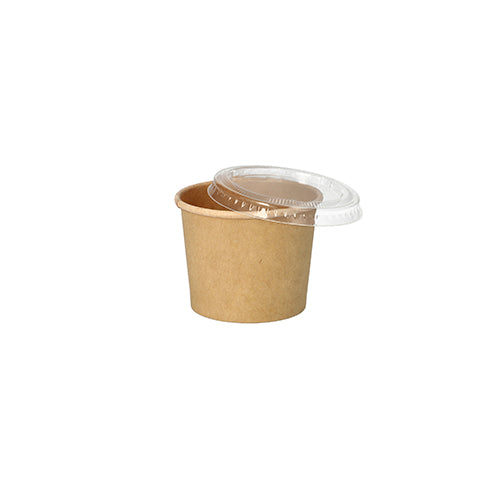 Der PAPSTAR 50 Portionsbecher, Pappe braun der PAPSTAR GmbH ist ein kleiner, recycelbarer brauner Pappbecher mit transparentem Kunststoffdeckel – perfekt als umweltfreundlicher Portionsbecher für die Gastronomie, abgebildet auf weißem Hintergrund.