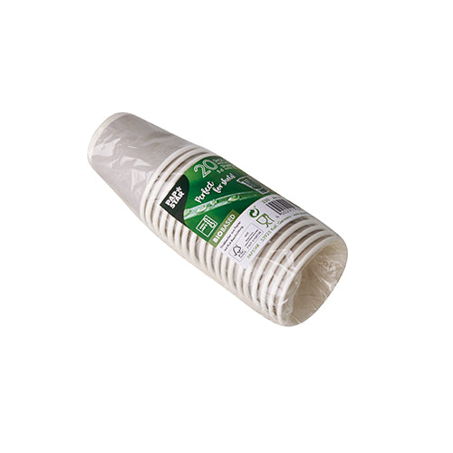 Ein Stapel von 20 PAPSTAR silbernen "Shot" Pappbechern (5 cl, Ø 5 cm, 5 cm) in Plastikfolie mit grün-weißem Etikett der PAPSTAR GmbH.