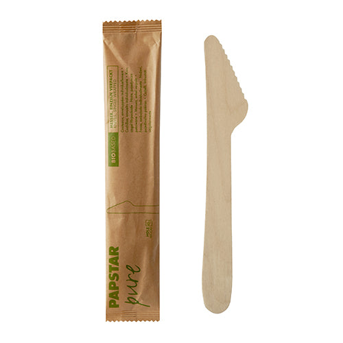 Ein PAPSTAR 50 Messer Holz „pure“ 16,5 cm langes Einweg-Holzmesser wird in einem Papierbeutel mit der Aufschrift PAPSTAR gezeigt und bietet eine umweltfreundliche Option für nachhaltige Catering-Events. Marke: PAPSTAR GmbH.