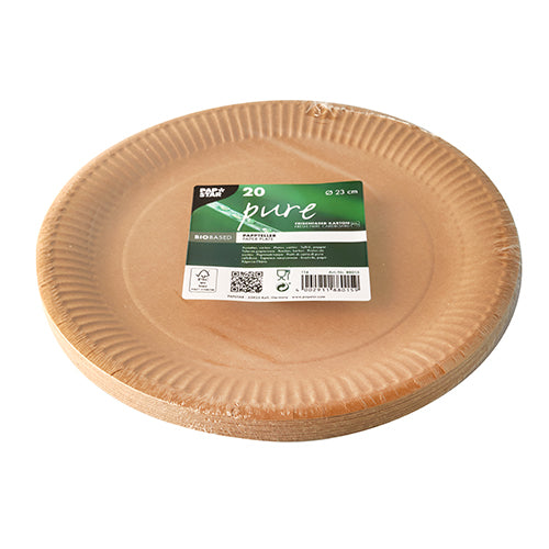 Ein Stapel runder, brauner Pappteller von PAPSTAR GmbH, umweltfreundlich und für den täglichen Gebrauch, in Plastik verpackt mit grün-weißem Etikett „20 pure“ sowie Hinweisen zu nachhaltigen Materialien.