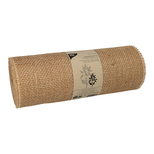 Das PAPSTAR Dekoband Jute 10 m natur auf Rolle der PAPSTAR GmbH besteht aus naturbrauner Jute mit Gittermuster, umwickelt mit einem Papieretikett mit schwarzer botanischer Illustration – ideal für kreative Projekte oder natürliche Dekoration.