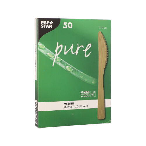 Eine grüne Box mit der Aufschrift „PAPSTAR pure“ der PAPSTAR GmbH enthält 50 Bambusmesser (17 cm) auf einem Kartontablett. Die Vorderseite zeigt ein Bambusmesser samt Stiel und weist damit auf diese umweltfreundliche Alternative zu Einwegbesteck hin.