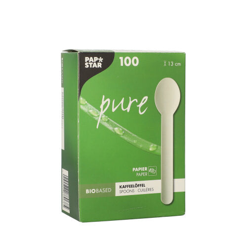 Eine grüne „pure“ PAPSTAR Box fasst 100 weiße 13 cm Kaffeelöffel aus Papier; die Faltschachtel ist mit einer weißen Löffelgrafik versehen und hebt diese biobasierten, nachhaltigen Produkte der PAPSTAR GmbH hervor.