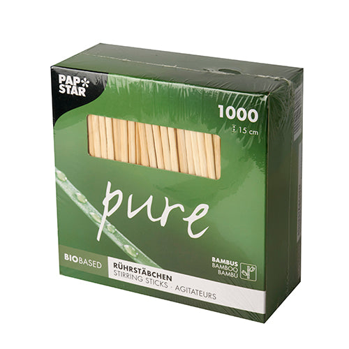 Eine grüne Box mit der Aufschrift „PAPSTAR 1000 Rührstäbchen, Bambus ‚pure‘“ der PAPSTAR GmbH enthält 1000 umweltfreundliche, biologisch abbaubare 15 cm lange Bambusrührstäbchen und verfügt über ein transparentes Fenster.