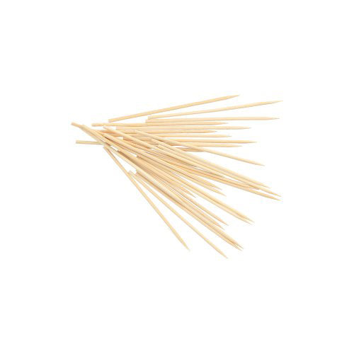 Ein Haufen PAPSTAR 1000 Fingerfood-Spieße aus Bambus „pure“, 10 cm lang und Ø 2,5 mm, von PAPSTAR GmbH mit spitzen Enden auf weißem Hintergrund.