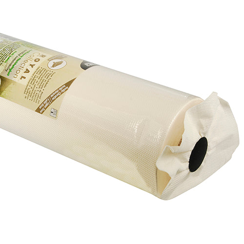Eine Nahaufnahme einer aufgerollten PAPSTAR Tischdecke, Tissue „ROYAL Collection“ (25m x 1,18m, champagner) der PAPSTAR GmbH zeigt ein teilweise sichtbares Etikett und einen schwarzen Hohlkern, wobei das Ende leicht zerknittert ist.
