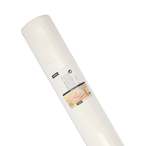 The fabric-like Starpak tablecloth (Airlaid 20m x 1.2m) impresses with its fabric-like appearance and conveys a high-quality feel; the label shows product details and an image of hands working with dough.