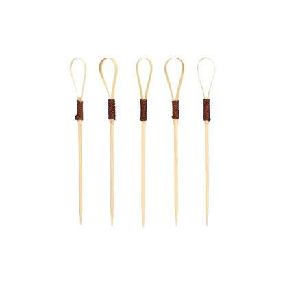 Vierzig PAPSTAR Fingerfood Picker 10 cm "Loop" Cocktail Picks der PAPSTAR GmbH, ideal für Snacks und Fingerfood, zeichnen sich durch ein einzigartiges Loop-Design mit dunkelbraun umwickelten Abschnitten aus, die aufrecht vor einem schlichten weißen Hintergrund angeordnet sind.
