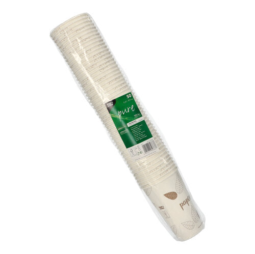 Ein Stapel PAPSTAR „pure ZERO“ Papp-Trinkbecher (50 Stück), weiß mit Blattmuster, in klarer Folie und grünem Etikett verpackt – aus nachhaltigen, biologisch abbaubaren Materialien von PAPSTAR GmbH.