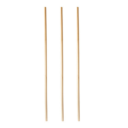 Drei gerade, helle PAPSTAR GmbH Trinkhalme "pure" (Ø 4 mm, 23 cm) sind senkrecht vor weißem Hintergrund angeordnet und unterstreichen die stilvollen und umweltfreundlichen Papierstrohhalme aus dem 150-teiligen Spenderkarton.