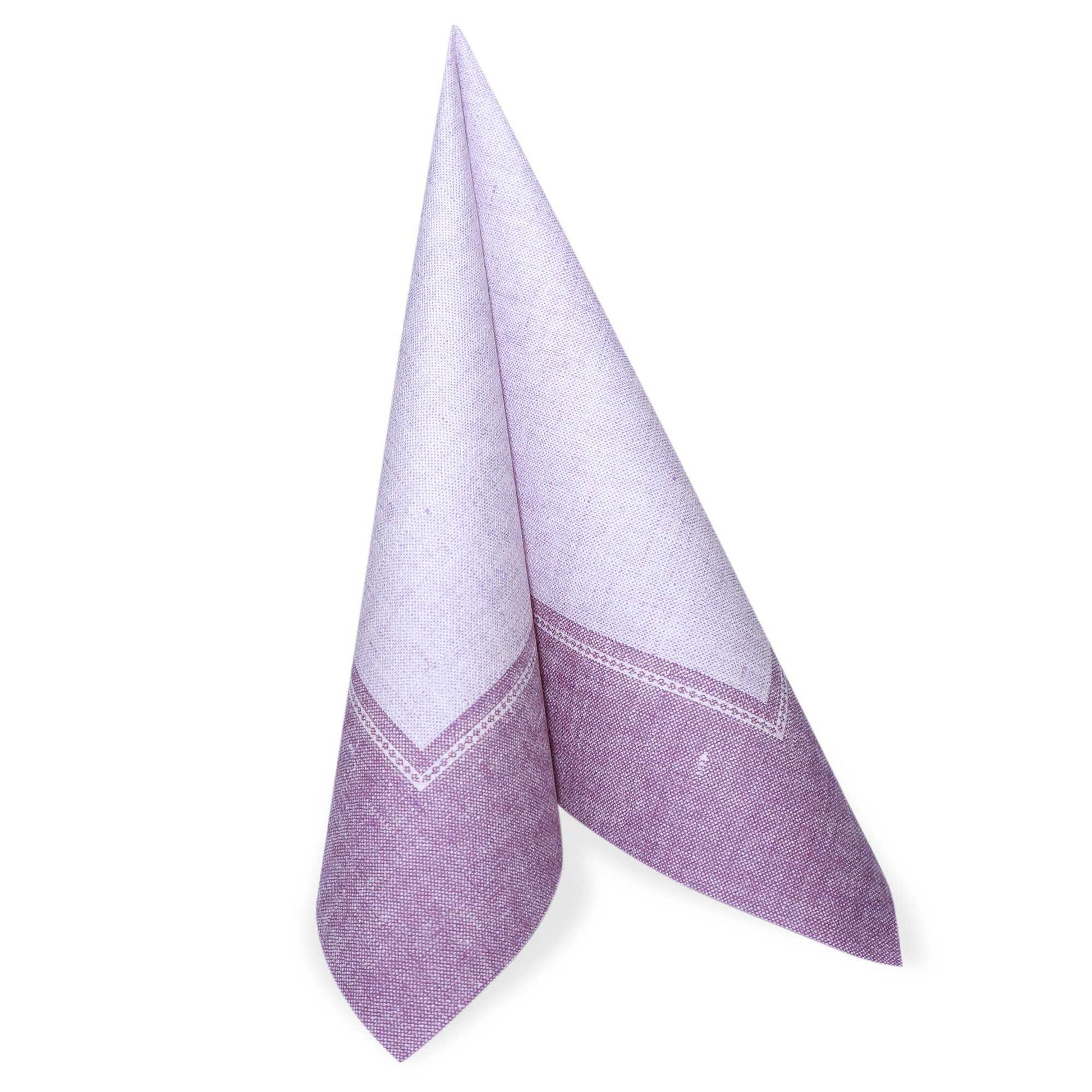 Aufrecht steht eine gefaltete fuchsiafarbene PAPSTAR-Serviette 40 x 40 cm "ROYAL Collection" der PAPSTAR GmbH mit der 1/4-Faltung aus dem 50er-Pack Servietten.