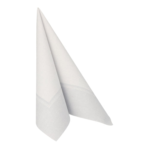 Eine einzelne weiße Serviette aus der PAPSTAR 50 Servietten "ROYAL Collection" 1/4-Falz 40 x 40 cm von PAPSTAR GmbH steht sauber gefaltet auf einem schlichten weißen Untergrund.