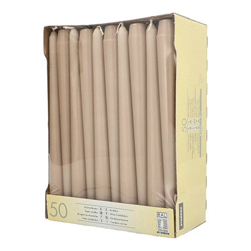 Eine Schachtel mit Starpak 50 Leuchterkerzen Ø 2,2 cm - 25 cm, ordentlich aufrecht in Reihen angeordnet, mit einem ausgeschnittenen Teil, der die weißen Kerzen im Inneren offenbart.
