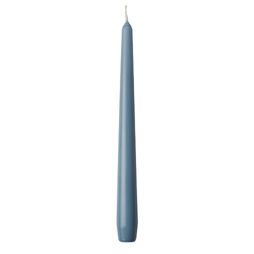 Eine einzelne blaue Spitzkerze mit einem unbeleuchteten Docht steht aufrecht vor einem schlichten weißen Hintergrund - ideal für die Kombination mit Starpak 50 Leuchterkerzen Ø 2,2 cm - 25 cm.