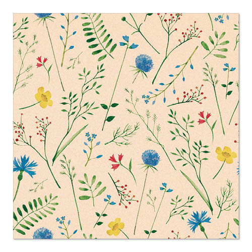 Die beigefarbene Serviette PAPSTAR 20 Servietten 33x33 cm der PAPSTAR GmbH zeigt ein Muster aus bunten Wildblumen - blau, gelb und rot - und grünen Blättern, die gleichmäßig über die naturfarbene, 3-lagige Oberfläche verteilt sind.