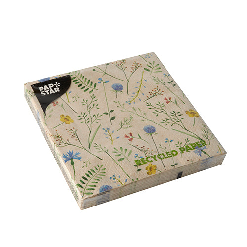 Eine quadratische Packung PAPSTAR 20 Servietten, 33x33 cm, 3-lagig, aus Recyclingpapier mit Blumenmuster und schwarzem "PAP STAR"-Etikett in der linken oberen Ecke, in durchsichtigem Plastik verpackt. Marke: PAPSTAR GmbH.