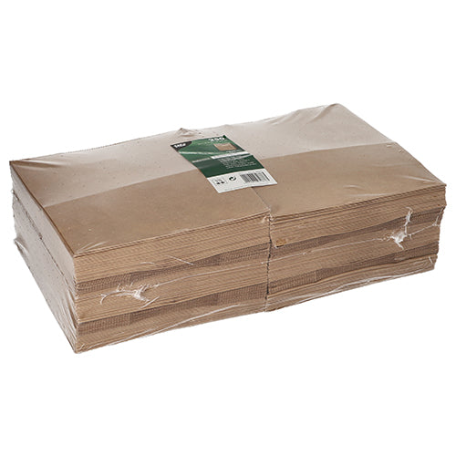 Ein Stapel PAPSTAR 250 Blockbodenbeutel aus braunem Kraftpapier von PAPSTAR GmbH, sicher in klarer Plastikverpackung mit einem grün-weißen Etikett obenauf.