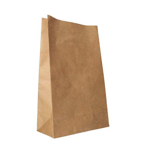 Ein PAPSTAR 250 Blockbodenbeutel aus braunem Kraftpapier von PAPSTAR GmbH steht aufrecht auf weißem Hintergrund. Die unbedruckte Tüte hat einen flachen Boden und eine leicht unregelmäßige obere Kante.