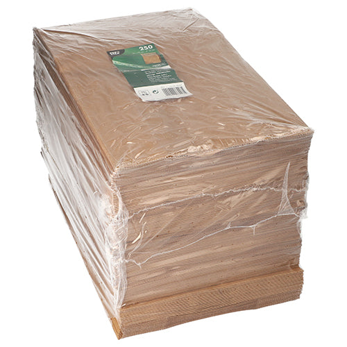 Ein großer Stapel PAPSTAR 250 Blockbodenbeutel Kraftpapier braun von der PAPSTAR GmbH ist fest in durchsichtige Folie eingewickelt und trägt oben ein grün-weißes Produktetikett.