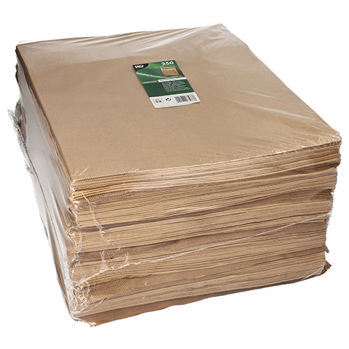 Ein großer Stapel PAPSTAR 250 Blockbodenbeutel, Kraftpapier braun, von der PAPSTAR GmbH, eingewickelt in durchsichtige Folie mit einem grün-weißen Etikett oben mit Produktinformationen.