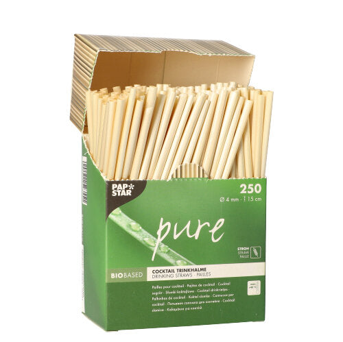 Ein grüner Spenderkarton „Pure“ der PAPSTAR GmbH fasst 250 beige, 15 cm lange Cocktail-Strohhalme (Ø 4 mm) aus biobasiertem Material, sichtbar im oben offenen Karton.