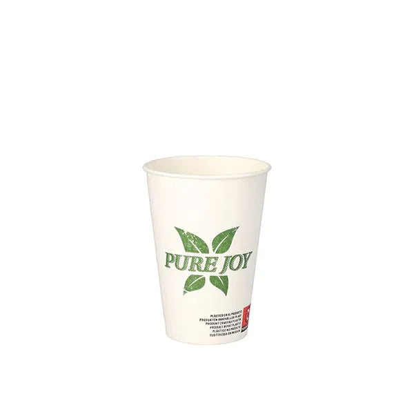 Ein PAPSTAR 50 Trinkbecher, Pappe 0,2 l von PAPSTAR GmbH steht aufrecht auf weißem Grund. Der Becher ist weiß mit "PURE JOY" in grüner Schrift und einem Blattmotiv hinter den Worten.