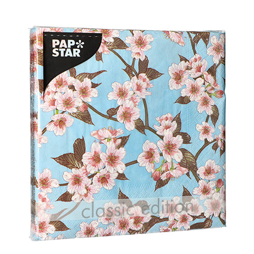 Ein 20-teiliges Set PAPSTAR Servietten, 33x33 cm, 3-lagig, 1/4-faltig, Design Set 5 von PAPSTAR GmbH. Auf der transparenten Verpackung sind das florale Muster und die Markenetiketten zu sehen.