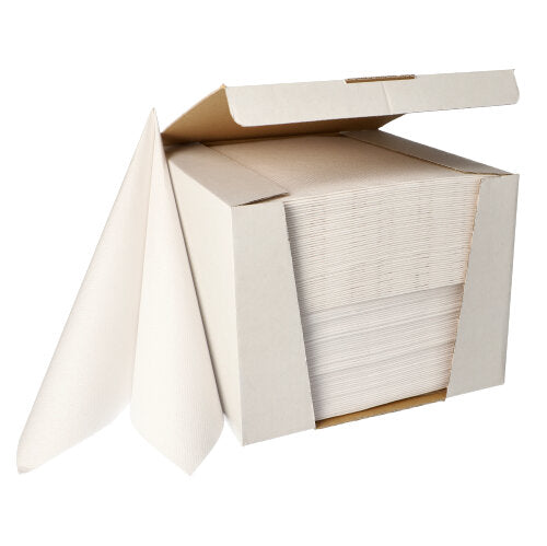 In einem geöffneten Karton befindet sich ein Stapel PAPSTAR 100 Servietten „ROYAL Collection“ 1/4-Falz 40 cm x 40 cm der PAPSTAR GmbH, wobei einige Servietten teilweise herausgezogen sind.