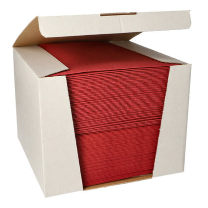 In an open box from PAPSTAR GmbH, 100 red 1/4-fold napkins (40x40 cm) of the "ROYAL Collection" are displayed, elegantly arranged with a cut-out front to show the high-quality material.