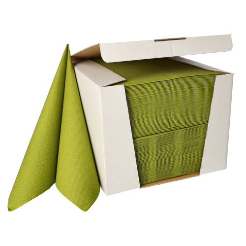 A cardboard box with 100 PAPSTAR napkins "ROYAL Collection" 1/4-fold 40x40 cm of PAPSTAR GmbH, with green napkins made of high-quality material; two are partially removed and stand upright next to the box.