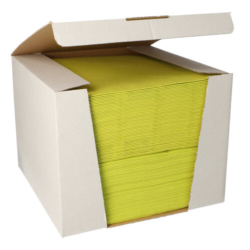 In einem geöffneten Karton befindet sich ein Stapel von 100 PAPSTAR Servietten „ROYAL Collection“ 1/4-Falz (40x40 cm) der PAPSTAR GmbH, hergestellt aus hochwertigem Material für eine elegante Note.