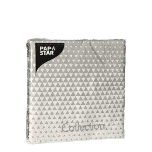 Eine versiegelte Packung mit 20 PAPSTAR-Servietten, 25 x 25 cm, 3-lagig, 1/4-Falz von der PAPSTAR GmbH, zeigt ein grau-weißes Dreiecksdesign – ideal für eine stilvolle Tischdekoration – auf einem schlichten weißen Hintergrund.