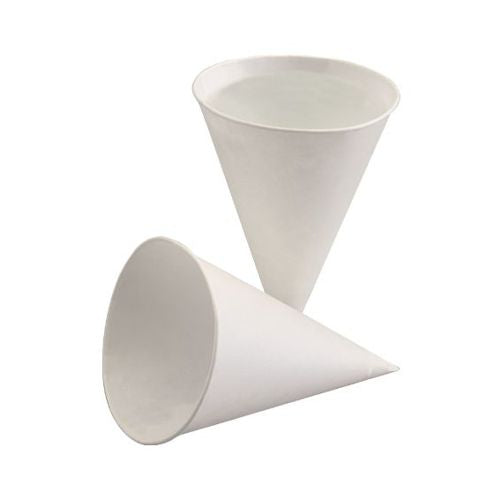 Zwei weiße, umweltfreundliche PAPSTAR 200 Spitzbecher aus Zuckerrohrpapier von PAPSTAR GmbH stehen vor einem schlichten Hintergrund; einer aufrecht, einer seitlich.
