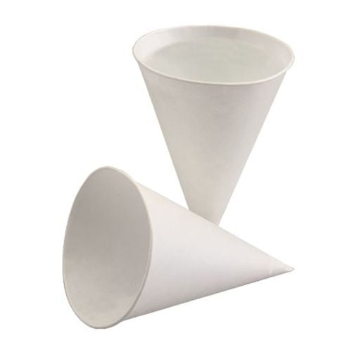 Zwei PAPSTAR 200 Spitzbecher aus umweltfreundlichem Zuckerrohrpapier von PAPSTAR GmbH sind abgebildet, einer stehend und einer seitlich liegend auf weißem Hintergrund.