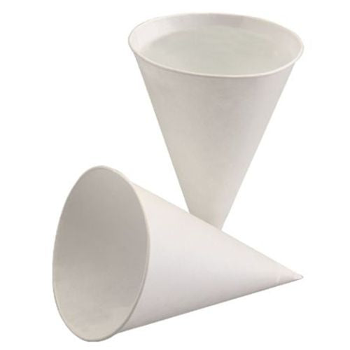 Abgebildet sind zwei weiße, undekorierte PAPSTAR 200 Spitzbecher Zuckerrohrpapier der PAPSTAR GmbH – einer stehend und mit Wasser gefüllt, der andere liegend. Beide sind aus umweltfreundlichem Zuckerrohrpapier hergestellt.