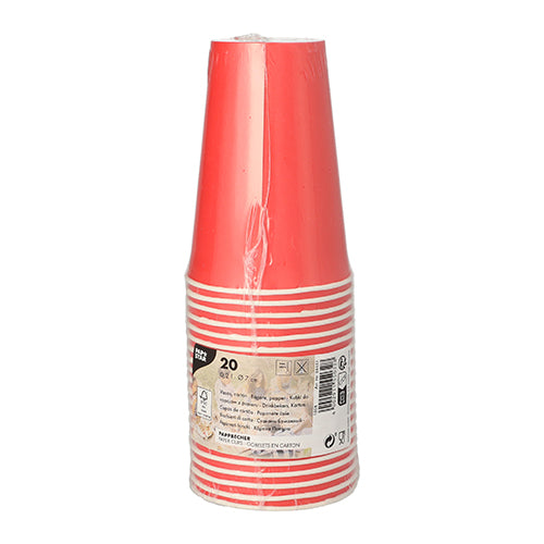 Ein Stapel umweltfreundlicher roter PAPSTAR 20 Trinkbecher (0,2 l, Ø 7 cm, 9,7 cm) aus weiß gestreiftem Papier, verpackt in transparenter Folie. Das Etikett der PAPSTAR GmbH zeigt Produktinformationen, Recyclingsymbole und Warnhinweise.