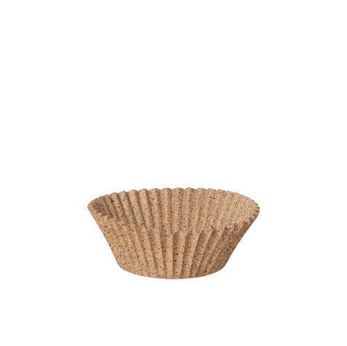 Eine einzelne leere braune PAPSTAR 100 Backförmchen rund Cupcake-Form der PAPSTAR GmbH ist aufrecht vor einem schlichten weißen Hintergrund abgebildet.