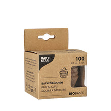 Eine braune Schachtel der PAPSTAR GmbH mit der Aufschrift „PAPSTAR 100 Backförmchen rund“ enthält 100 biobasierte Backförmchen (5 x 3 cm). Die Vorderseite zeigt eine Cupcake-Illustration, den dreisprachigen Produktnamen und ein Sichtfenster, das die darin enthaltenen Förmchen zeigt.