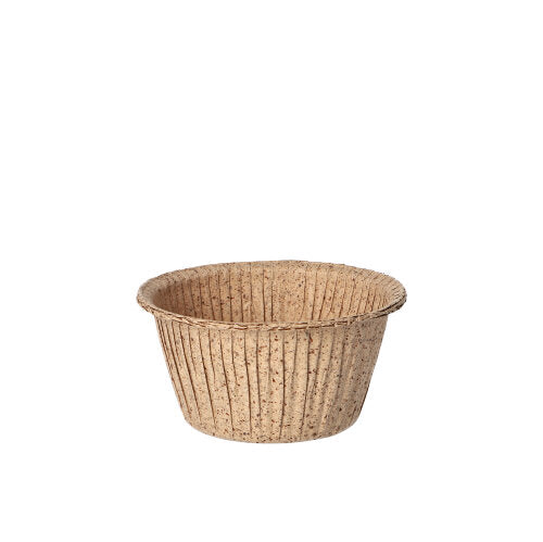 Ein einzelnes PAPSTAR Muffins-Backförmchen aus naturfarbenen Frischfasern und Kakaoschalen (Ø 5 cm, 4 cm hoch) steht zentriert auf weißem Hintergrund; Verpackungseinheit: Faltschachtel mit 20 Stück.