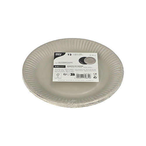 Ein Stapel PAPSTAR 12 Teller, Pappe rund Ø 18 cm, farbig sortiert von PAPSTAR GmbH, in Plastik verpackt, mit weißem Etikett oben, zeigt Produktinformationen und Barcode.